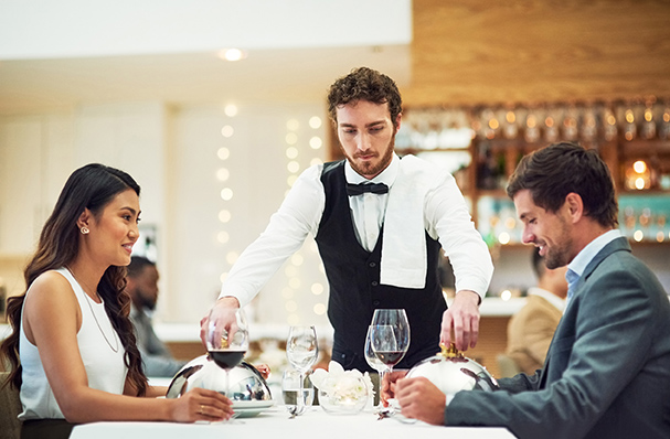Garçom servindo mesa