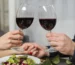 Brinde romântico com taças de vinho