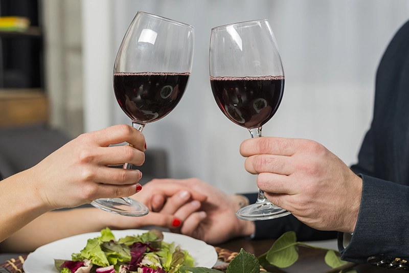 Brinde romântico com taças de vinho